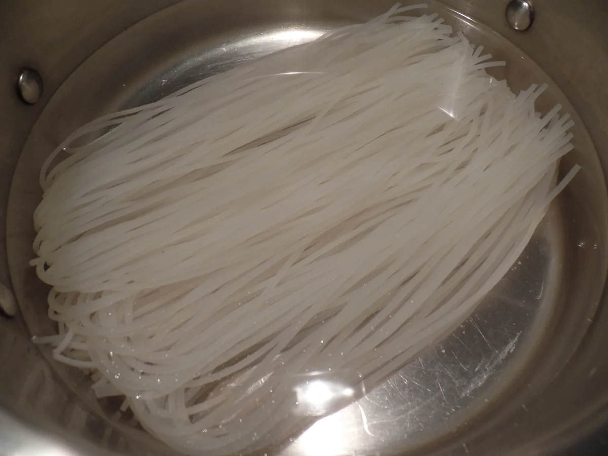 Rezept: Hähnchenbrust mit Erdnuss-Sauce und Reisnudelsalat Bild Nr. 162 Hähnchenbrust mit Erdnuss-Sauce und Reisnudelsalat - Rezept - Bild Nr. 162