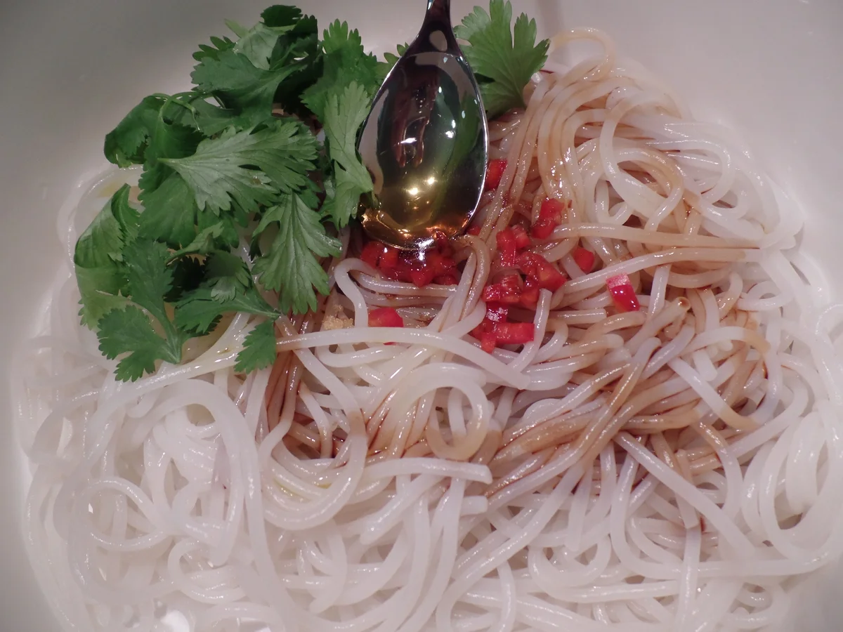 Rezept: Hähnchenbrust mit Erdnuss-Sauce und Reisnudelsalat Bild Nr. 164 Hähnchenbrust mit Erdnuss-Sauce und Reisnudelsalat - Rezept - Bild Nr. 164