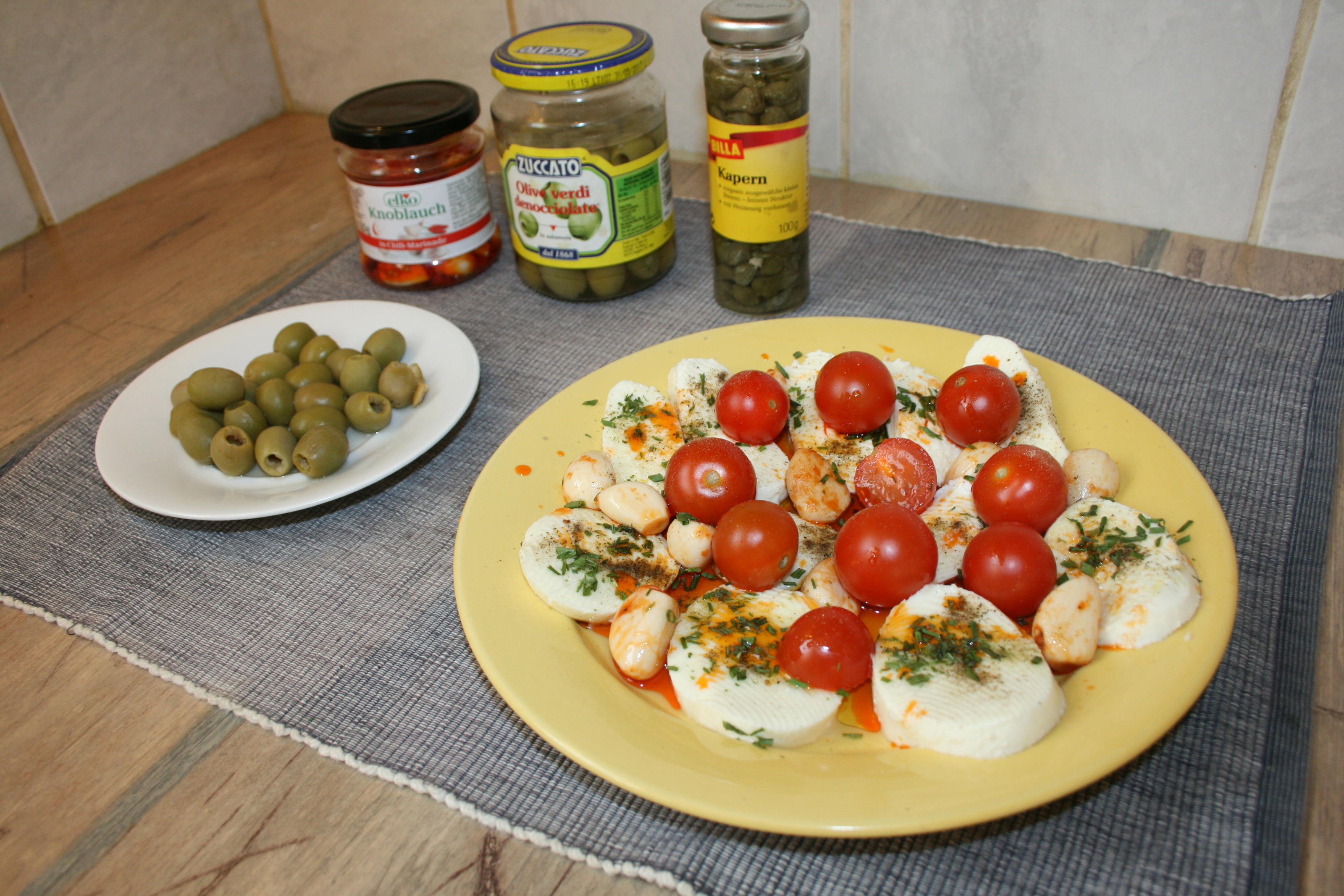 Bilder für Mozzarella mit Knoblauch in Chillimarinade mit Cherrytomaten - Rezept