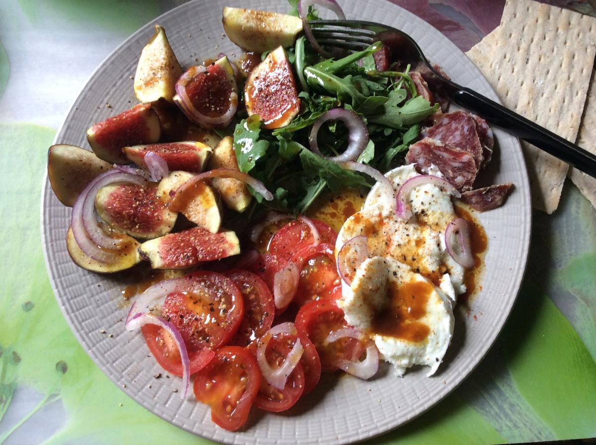 Feigen-Tomaten-Salat mit Rucola, Salami und Büffelmozzarella - Rezept