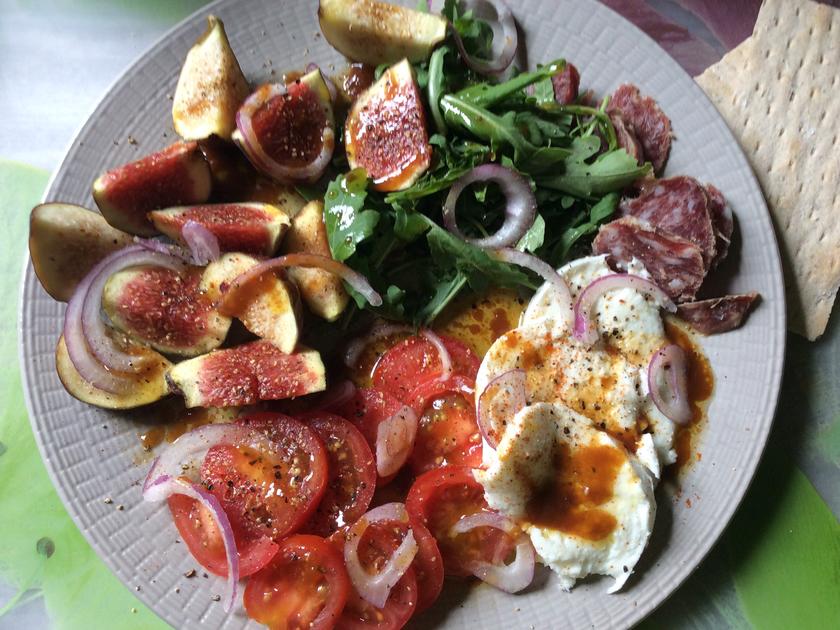 Feigen-Tomaten-Salat mit Rucola, Salami und Büffelmozzarella - Rezept ...