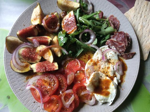 Feigen-Tomaten-Salat mit Rucola, Salami und Büffelmozzarella - Rezept ...