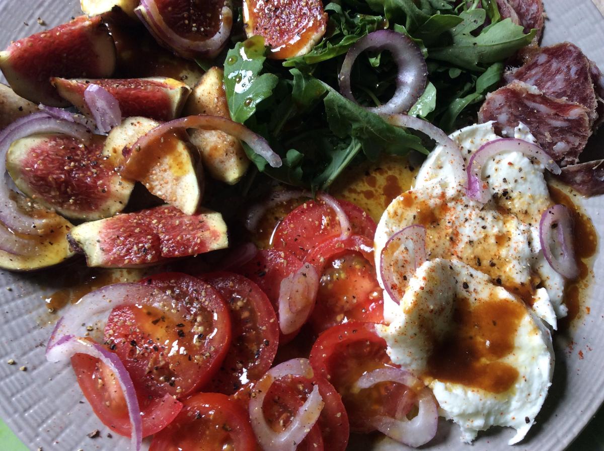 Feigen-Tomaten-Salat mit Rucola, Salami und Büffelmozzarella - Rezept ...