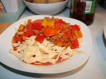 Bandnudeln mit Paprika-Bolognese - Rezept