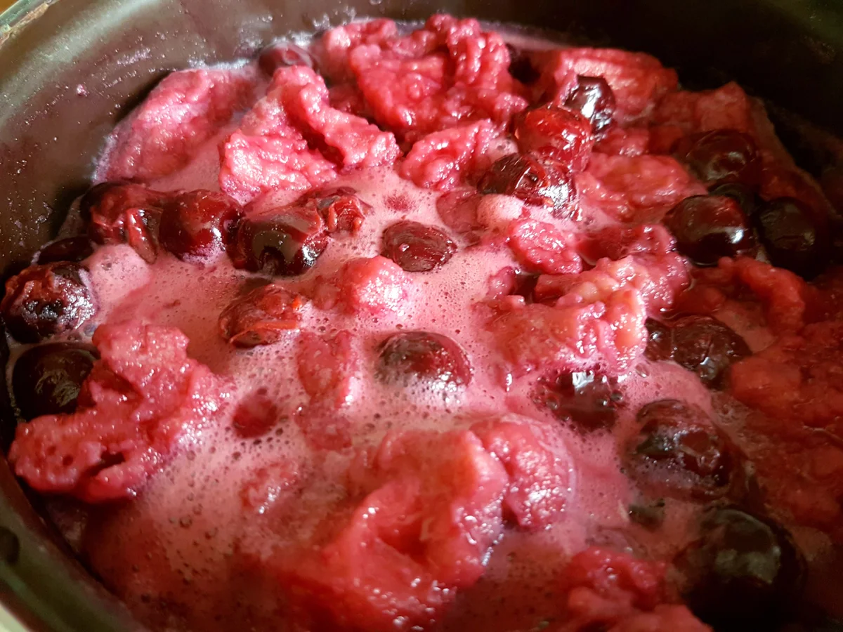 Rezept: Mazu12,-Kirschsuppe mit Klütern, (Klüten) Bild Nr. 2 Mazu12,-Kirschsuppe mit Klütern, (Klüten) - Rezept - Bild Nr. 2