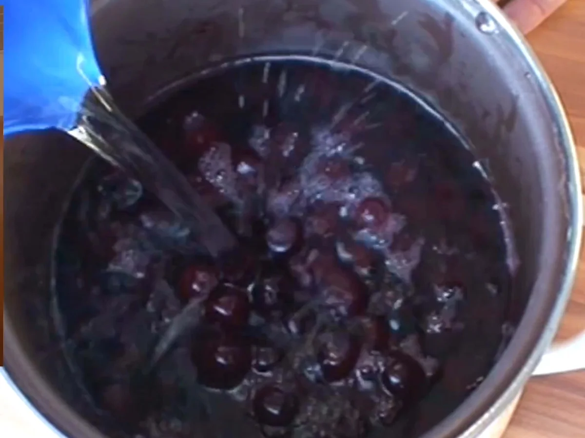 Rezept: Mazu12,-Kirschsuppe mit Klütern, (Klüten) Bild Nr. 3 Mazu12,-Kirschsuppe mit Klütern, (Klüten) - Rezept - Bild Nr. 3