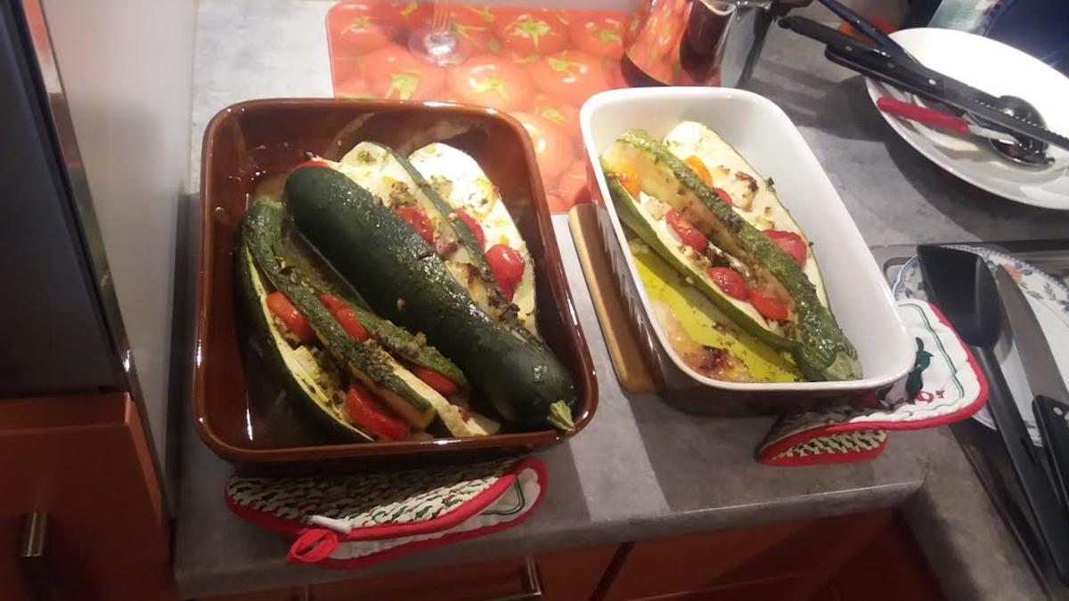 gebackene Zucchini | längs eigegeschnitten, mit Feta und Tomate ...
