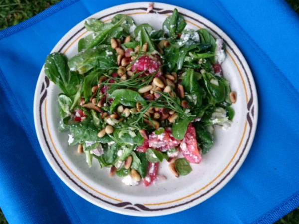 Feldsalat mit Kirschtomaten, Himbeeren, Feta und gerösteten ...