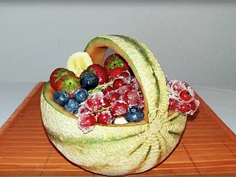 Cantaloupe Melone-Körbchen mit Obst gefüllt - Rezept - Bild Nr. 243