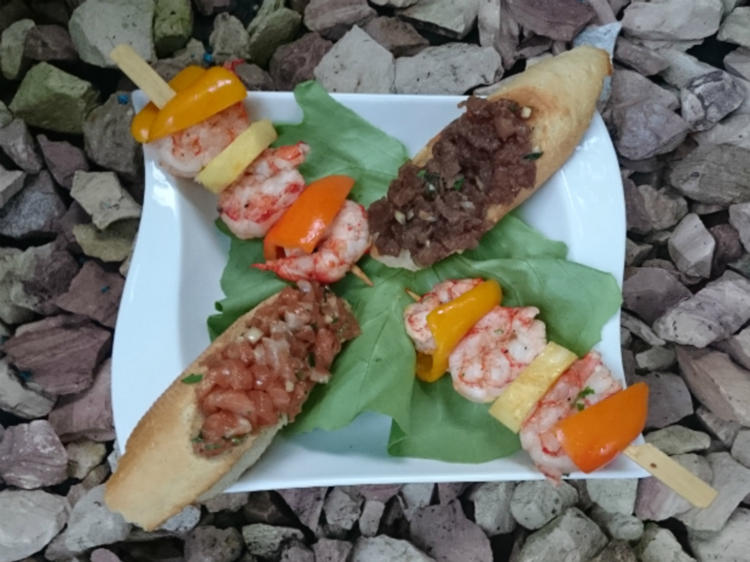 Garnelenspieß mit Ananas und Paprika an Lachs- und Thunfischtatar ...