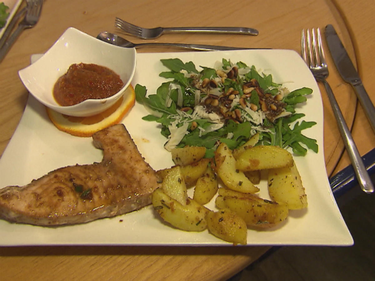 Schwertfischsteak an Rucola-Parmesan-Salat mit Rosmarin ...