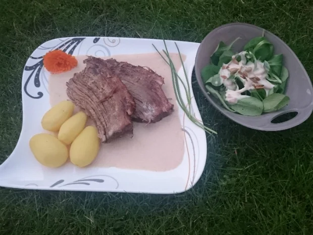 Rinderbraten in Muttis Sahnesoße, Salzkartoffeln und Feldsalat - Rezept