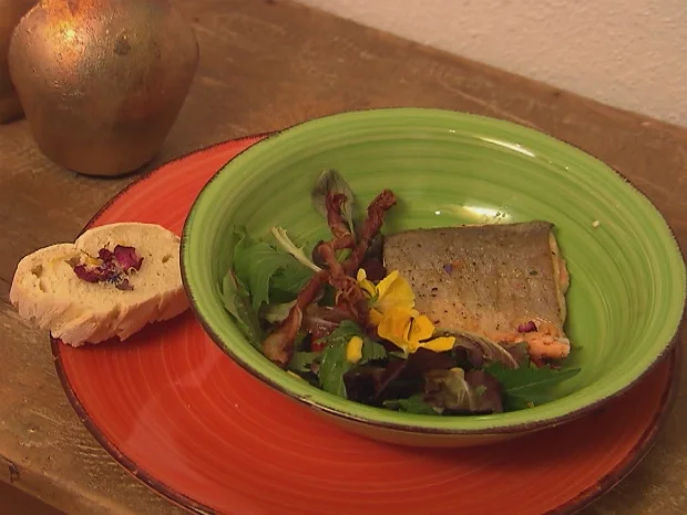 Wildkräutersalat mit Saibling an fruchtigem Honig-Mango-Dressing mit Allgäuer Speck - Rezept