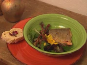 Rezept: Wildkrรคutersalat mit Saibling an fruchtigem Honig-Mango-Dressing mit Allgรคuer Speck Wildkrรคutersalat mit Saibling an fruchtigem Honig-Mango-Dressing mit Allgรคuer Speck - Rezept