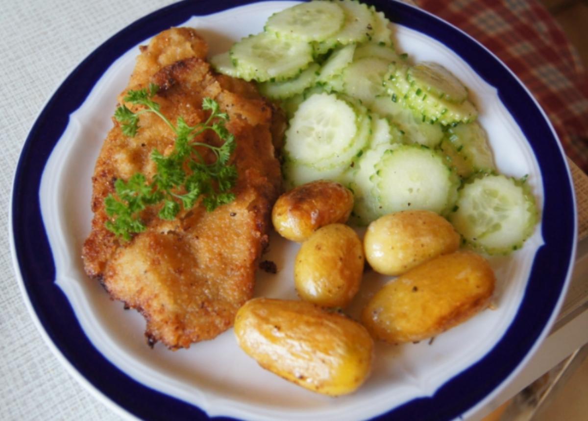 Wiener Schnitzel vom Schwein mit Mini-Rosmarinkartoffeln und Gurkensalat - Rezept - Bild Nr. 259