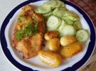 Wiener Schnitzel vom Schwein mit Mini-Rosmarinkartoffeln und Gurkensalat - Rezept - Bild Nr. 259