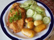 Wiener Schnitzel vom Schwein mit Mini-Rosmarinkartoffeln und Gurkensalat - Rezept - Bild Nr. 259