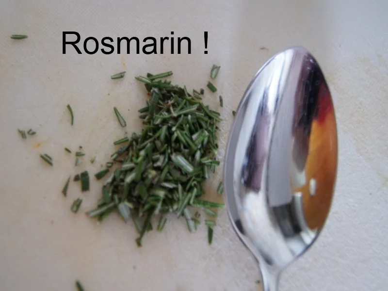 Wiener Schnitzel vom Schwein mit Mini-Rosmarinkartoffeln und Gurkensalat - Rezept - Bild Nr. 263