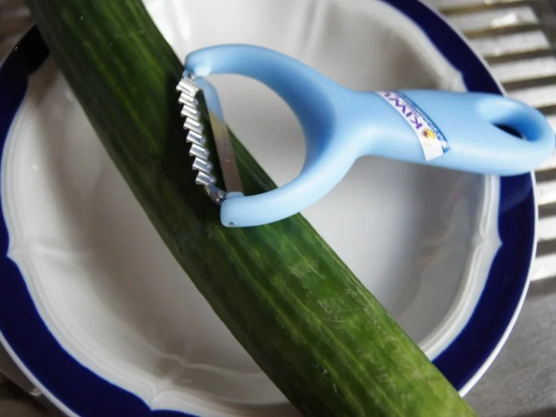 Wiener Schnitzel vom Schwein mit Mini-Rosmarinkartoffeln und Gurkensalat - Rezept - Bild Nr. 265