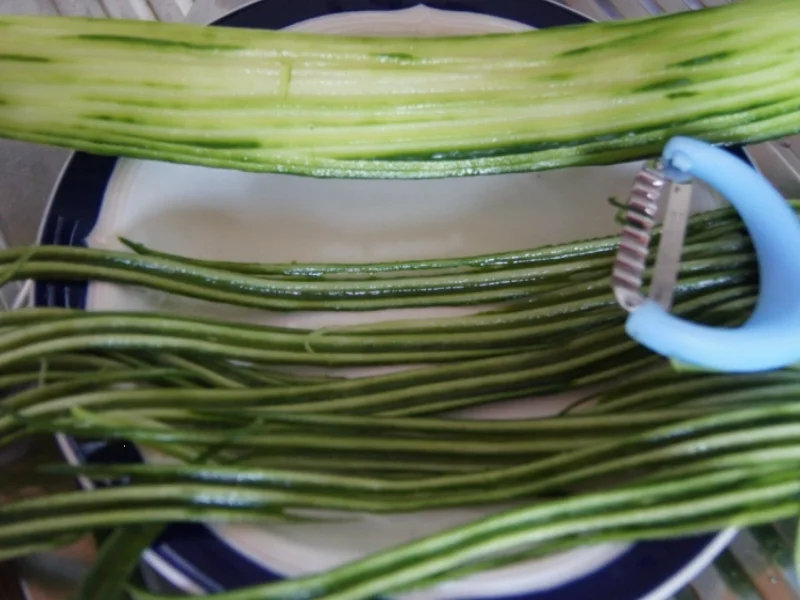 Wiener Schnitzel vom Schwein mit Mini-Rosmarinkartoffeln und Gurkensalat - Rezept - Bild Nr. 266