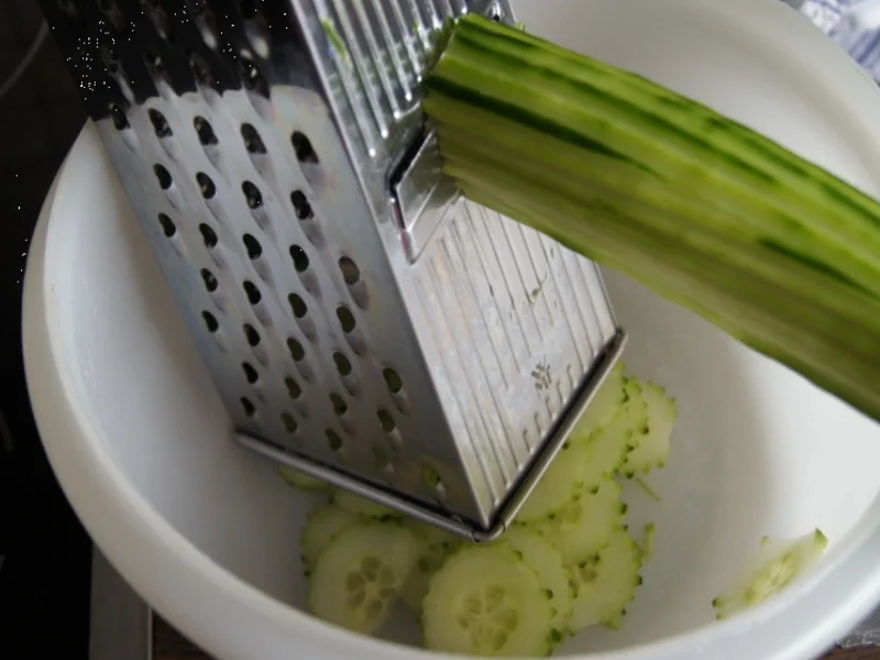 Wiener Schnitzel vom Schwein mit Mini-Rosmarinkartoffeln und Gurkensalat - Rezept - Bild Nr. 267