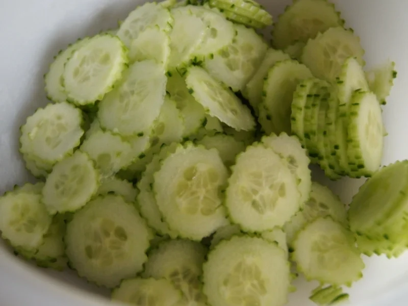 Wiener Schnitzel vom Schwein mit Mini-Rosmarinkartoffeln und Gurkensalat - Rezept - Bild Nr. 268