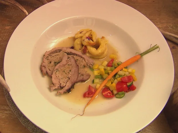 Mit Kalbsbrät gefüllte Kalbsbrust an Weißweinsößle mit Erdäpfelkipferl - Rezept