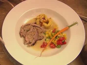 Mit Kalbsbrät gefüllte Kalbsbrust an Weißweinsößle mit Erdäpfelkipferl - Rezept