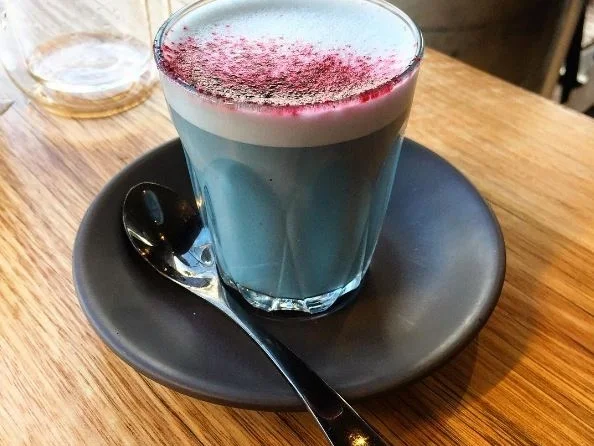 Schlumpf-Latte: Blauer Trend-Drink mit Spirulina-Algen (Smurf Latte) - Rezept