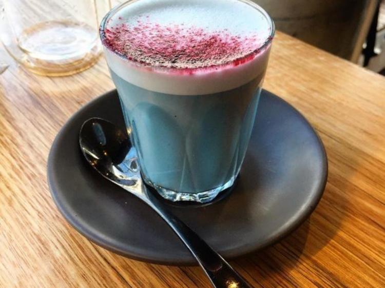 SchlumpfLatte Blauer TrendDrink mit SpirulinaAlgen (Smurf Latte