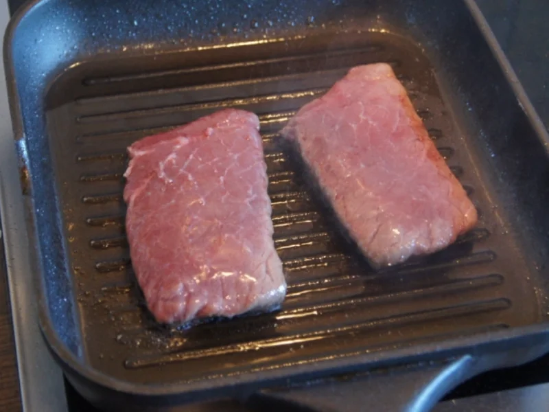 Rezept: Rinder Minutensteak unter Zwiebelhaube mit Sommersalat Bild Nr. 262 Rinder Minutensteak unter Zwiebelhaube mit Sommersalat - Rezept - Bild Nr. 262