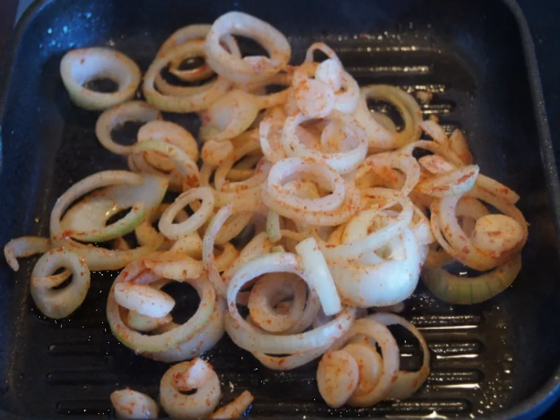 Rezept: Rinder Minutensteak unter Zwiebelhaube mit Sommersalat Bild Nr. 266 Rinder Minutensteak unter Zwiebelhaube mit Sommersalat - Rezept - Bild Nr. 266