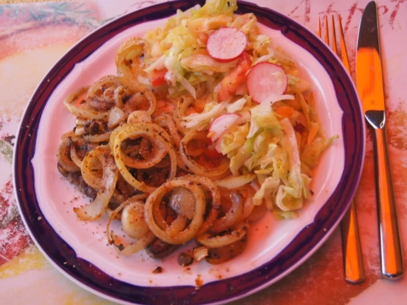 Rezept: Rinder Minutensteak unter Zwiebelhaube mit Sommersalat Bild Nr. 269 Rinder Minutensteak unter Zwiebelhaube mit Sommersalat - Rezept - Bild Nr. 269