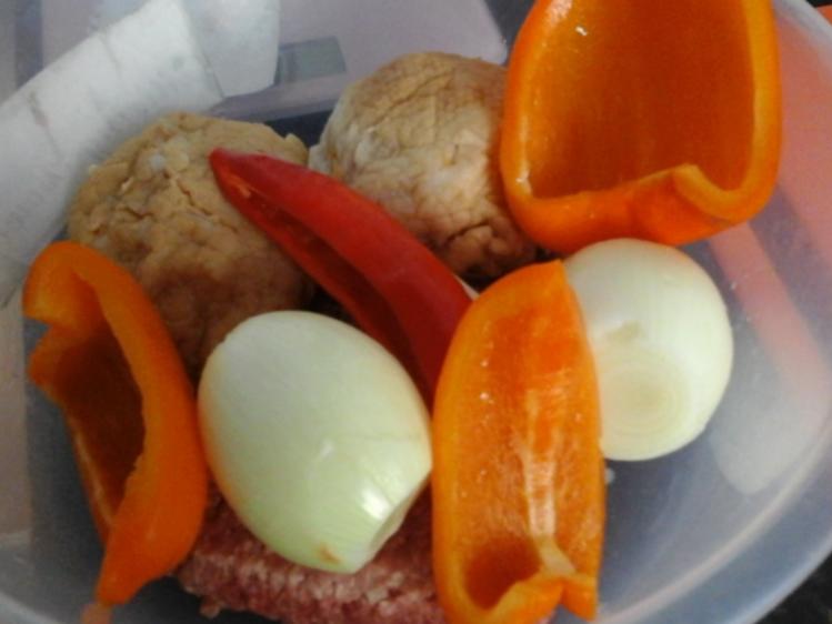 Pikante Frikadellen mit Blumenkohl, Kartoffeln und Curry Rahm Sauce ...
