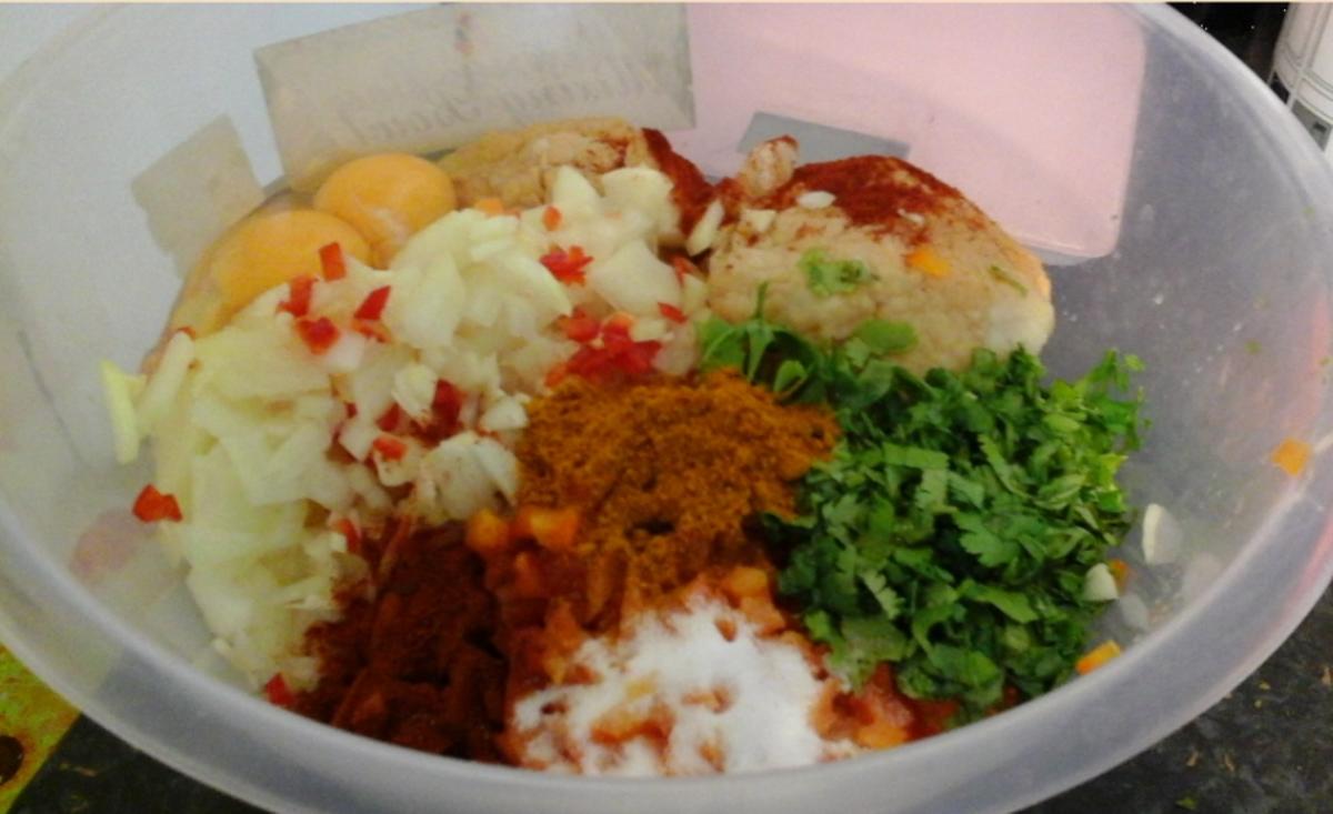 Pikante Frikadellen mit Blumenkohl, Kartoffeln und Curry-Rahm-Sauce - Rezept - Bild Nr. 264