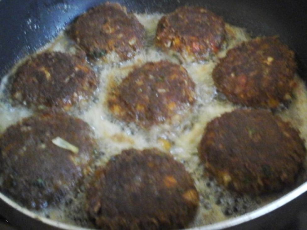 Pikante Frikadellen mit Blumenkohl, Kartoffeln und Curry Rahm Sauce ...