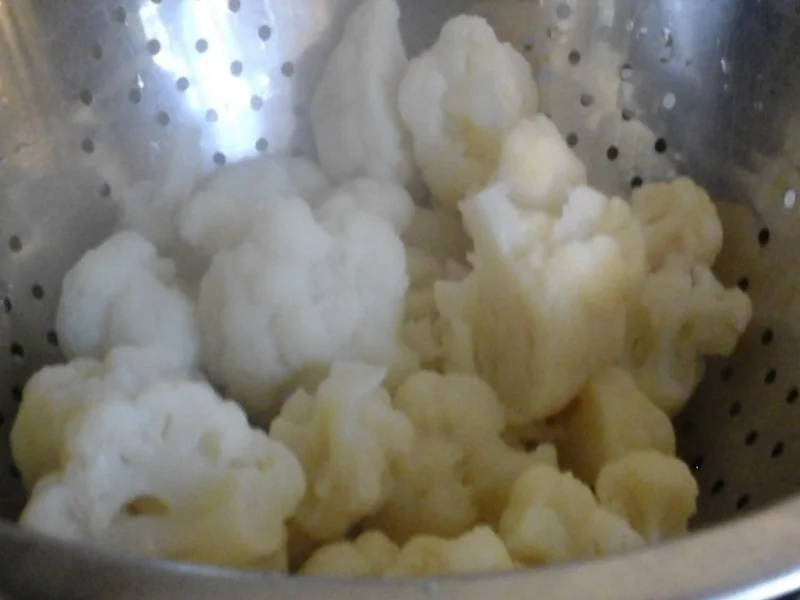 Rezept: Pikante Frikadellen mit Blumenkohl, Kartoffeln und Curry-Rahm-Sauce Bild Nr. 267 Pikante Frikadellen mit Blumenkohl, Kartoffeln und Curry-Rahm-Sauce - Rezept - Bild Nr. 267
