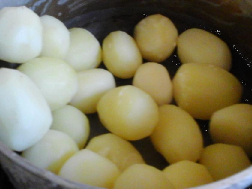 Pikante Frikadellen mit Blumenkohl, Kartoffeln und Curry Rahm Sauce ...