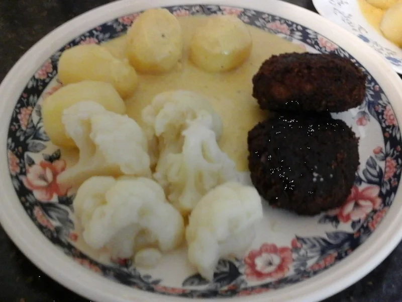 Rezept: Pikante Frikadellen mit Blumenkohl, Kartoffeln und Curry-Rahm-Sauce Bild Nr. 269 Pikante Frikadellen mit Blumenkohl, Kartoffeln und Curry-Rahm-Sauce - Rezept - Bild Nr. 269