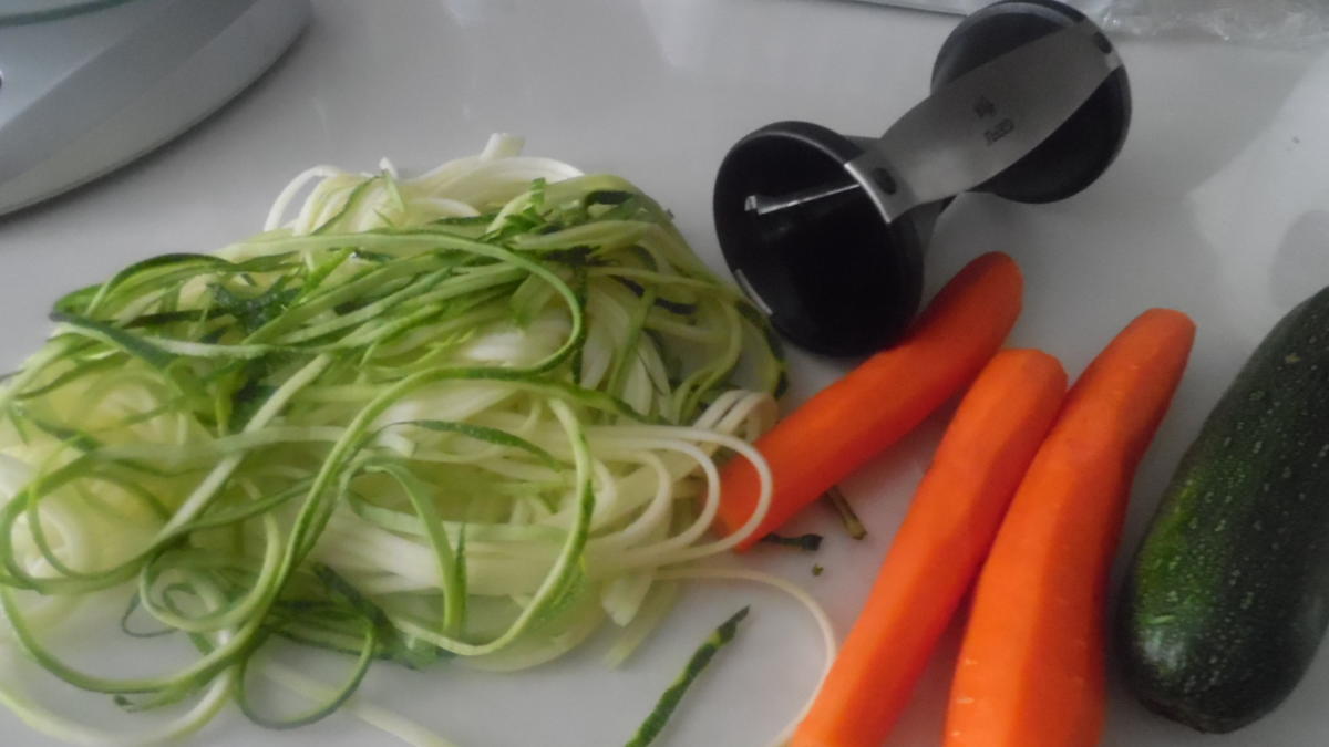 Black Tiger auf Kartoffelbett mit Gemüse-Spaghetti und Hummer-Sahnesoße - Rezept - Bild Nr. 267