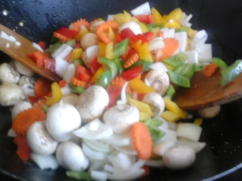 Rezept: Chinesische Eiernudeln mit Gemüse süß-sauer und ausgebackenen Mettbällchen Bild Nr. 266 Chinesische Eiernudeln mit Gemüse süß-sauer und ausgebackenen Mettbällchen - Rezept - Bild Nr. 266