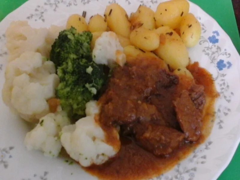 Rindergulasch mit Rosmarinkartoffeln und Blumenkohl+Brokkoli - Rezept - Bild Nr. 261