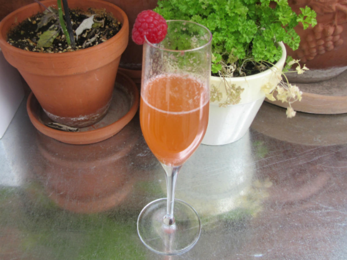 Bilder für Bellini mit Champagner und Pfirsich Fruchtnektar - Rezept