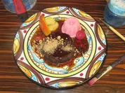 Liaison vom Bonet (Piemonteser Pudding) mit Himbeereis und flambierten Pfirsichen - Rezept