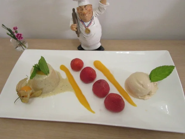 Rezept: Panna Cotta von der Tahitivanille an frischen, marinierten Erdbeeren und Rhabarbereis Panna Cotta von der Tahitivanille an frischen, marinierten Erdbeeren und Rhabarbereis - Rezept