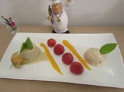 Panna Cotta von der Tahitivanille an frischen, marinierten Erdbeeren und Rhabarbereis - Rezept