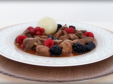 Hirsch-Edelgulasch mit Waldbeeren verfeinert - Rezept - Bild Nr. 265