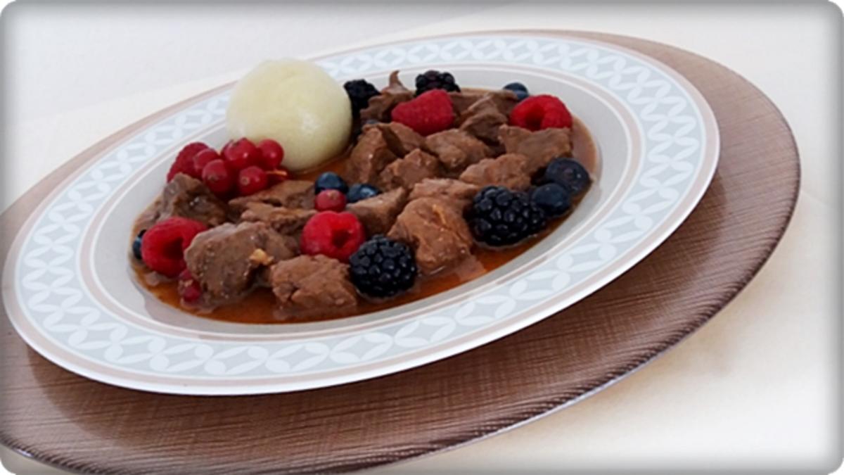 Hirsch-Edelgulasch mit Waldbeeren verfeinert - Rezept - Bild Nr. 266