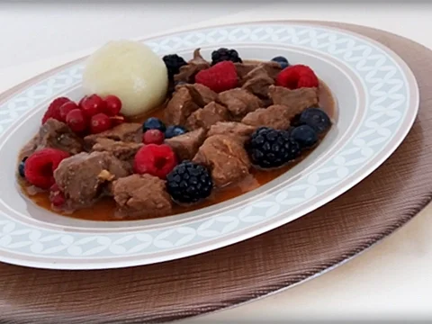 Hirsch-Edelgulasch mit Waldbeeren verfeinert - Rezept - Bild Nr. 266