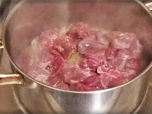 Hirsch-Edelgulasch mit Waldbeeren verfeinert - Rezept - Bild Nr. 269